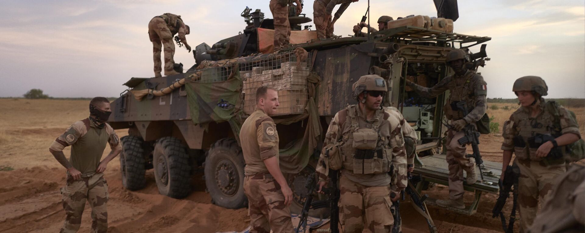 In this file photo taken on November 09, 2019, soldiers of the French Army stand next to an Armoured Personnel Carrier (APC) used to patrol the Soum region, during the Bourgou IV operation in northern Burkina Faso. - France has received a request from junta-ruled Burkina Faso to withdraw its troops from the Sahel country and will do so within a month, the fromeign ministry said January 25, 2023.  - Sputnik International, 1920, 26.01.2023