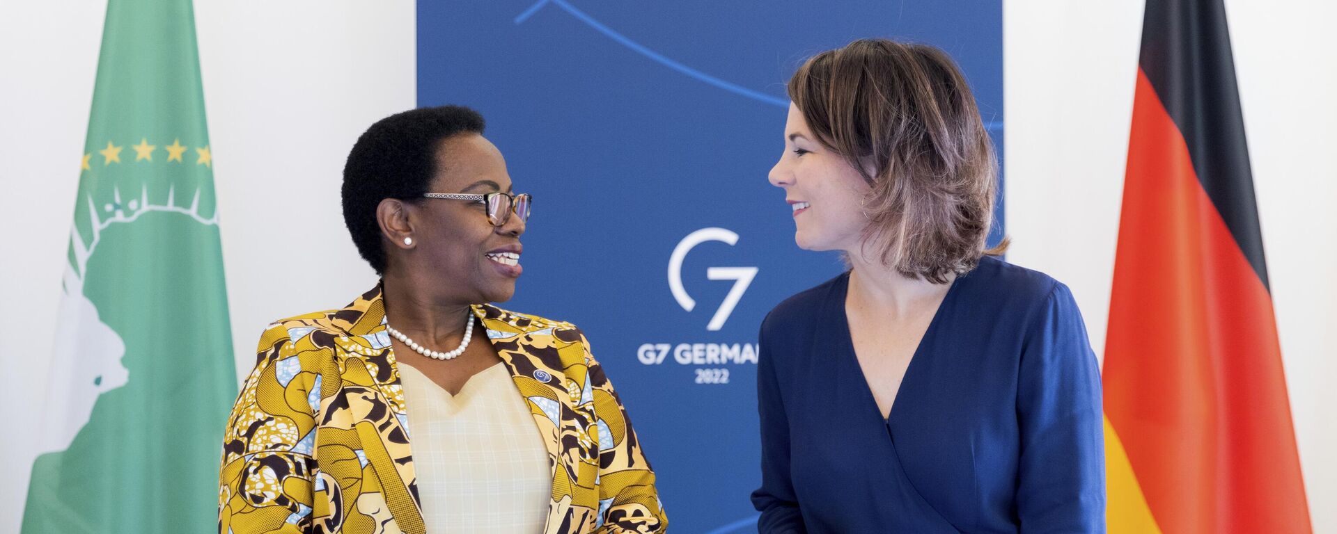 The Deputy Chair of the African Union Commission, Monique Nsanzabaganwa, left, and German Foreign Minister Annalena Baerbock, right, talk during a meeting as part of  the G7 Foreign Ministers Meeting in Muenster, Germany, Friday, Nov. 4, 2022. - Sputnik International, 1920, 26.01.2023