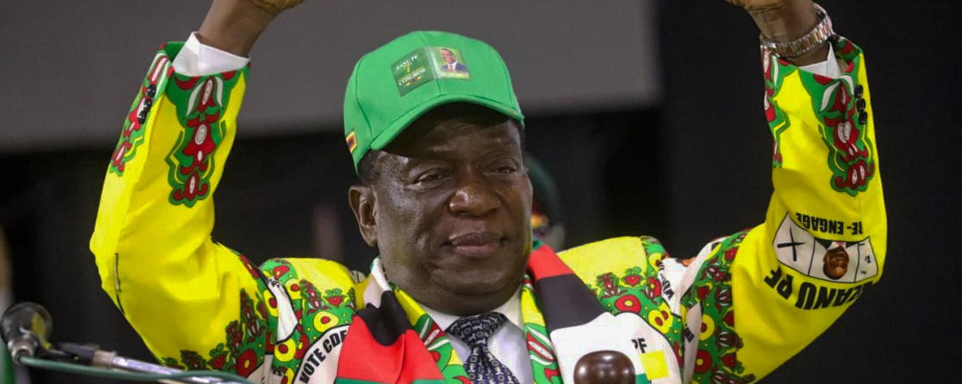 Zimbabwe's President Emmerson Mnangagwa greets delegates at the party congress in Harare, Friday, Oct, 28, 2022. Mnangagwa officially opened a ruling party congress that is set to renominate him as the party's presidential candidate for next year's election.  - Sputnik International, 1920, 26.01.2023