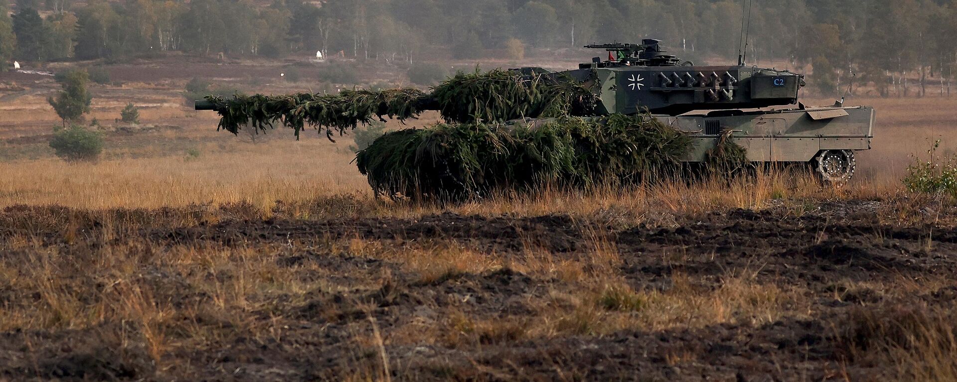 A Leopard 2 battle tanks of the German armed forces Bundeswehr drives during a visit by the German Chancellor to the German Bundeswehr's troops during a training exercise at the military ground in Ostenholz, northern Germany, on October 17, 2022 - Sputnik International, 1920, 26.01.2023