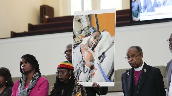 Family members and supporters hold a photograph of Tyre Nichols at a news conference in Memphis - Sputnik International