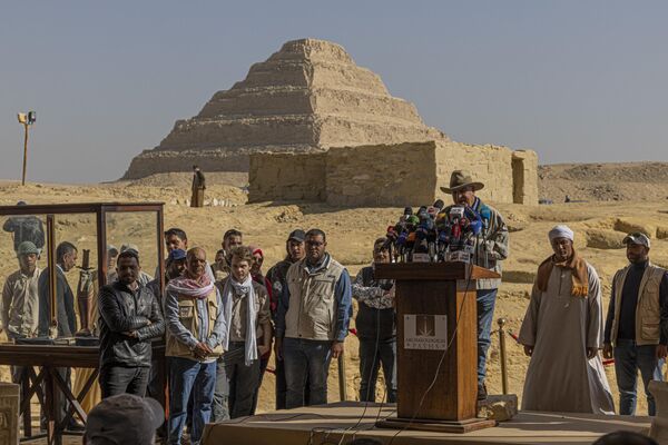 Archaeologist and Egypt&#x27;s former antiquities minister Zahi Hawass holds a press conference in the Saqqara necropolis, where a gold-laced mummy and four tombs including that of an ancient king&#x27;s &quot;secret keeper&quot; were discovered, south of Cairo on January 26, 2023. - Sputnik International