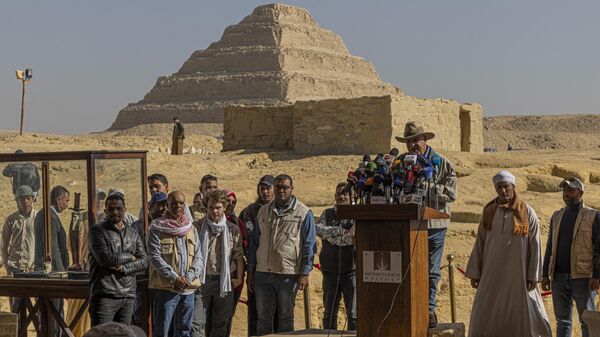 Археолог и бывший министр древностей Египта Захи Хавасс проводит пресс-конференцию в некрополе Саккара - Sputnik International