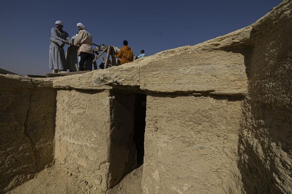 Egyptian workers attend a press conference at the Saqqara archaeological site, where a gold-laced mummy and four tombs including that of an ancient king's "secret keeper" were discovered, south of Cairo on January 26, 2023.  - Sputnik International