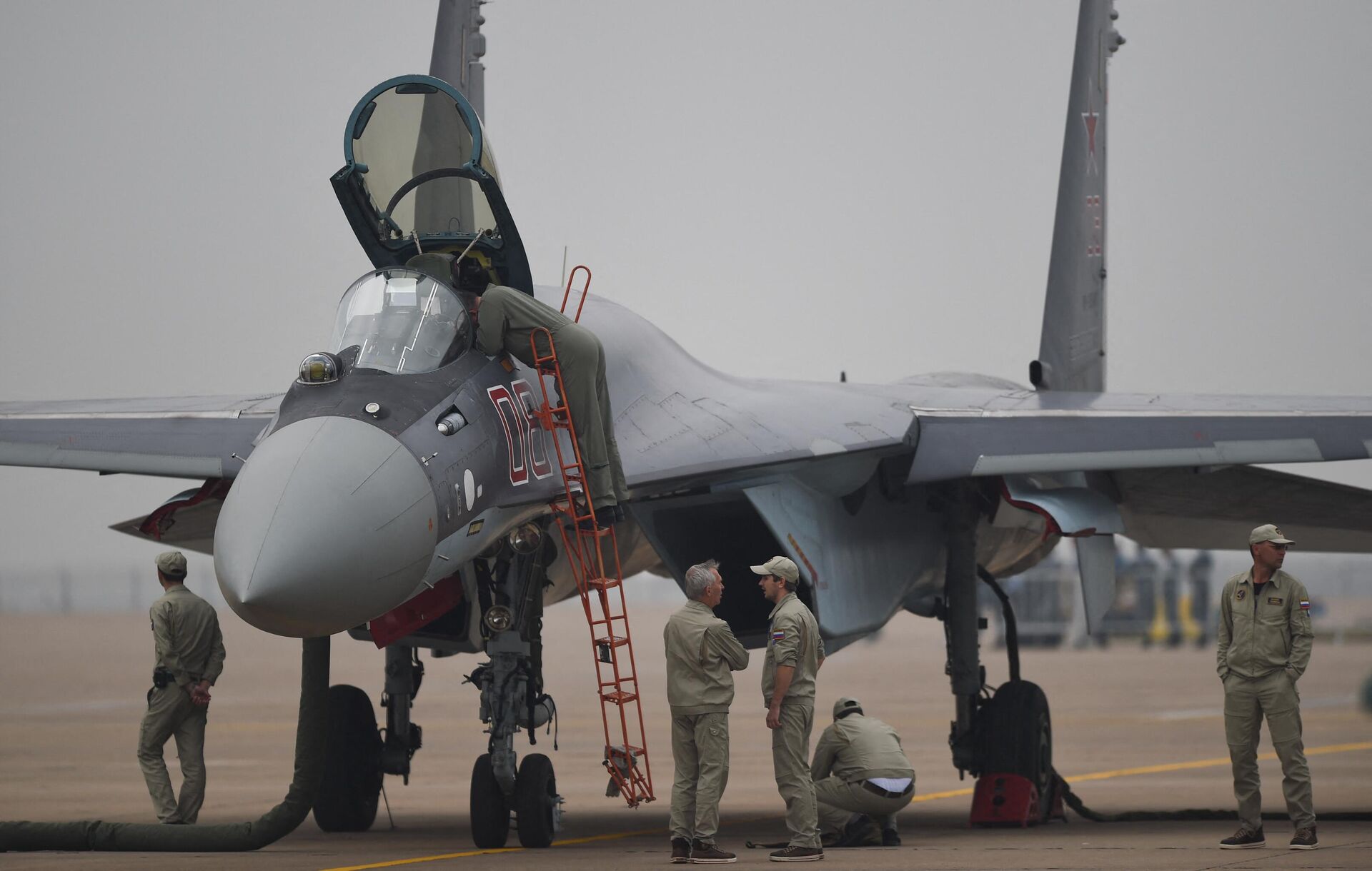 A Sukhoi SU-35 fighter jet is displayed before a test flight ahead of the Airshow China 2014 in Zhuhai, South China's Guangdong province on November 10, 2014 - Sputnik International, 1920, 27.01.2023