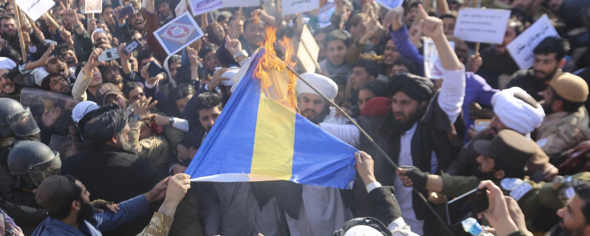 Afghans shout slogans as they burn a flag of Sweden during a protest against the burning of the Koran by Swedish-Danish far-right politician Rasmus Paludan, after Friday prayers in Jalalabad on January 27, 2023. - Sputnik International, 1920, 27.01.2023