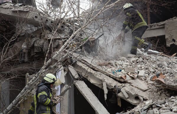 Emergency workers clear debris of the building of the district hospital in Novoaydar in the LPR. - Sputnik International