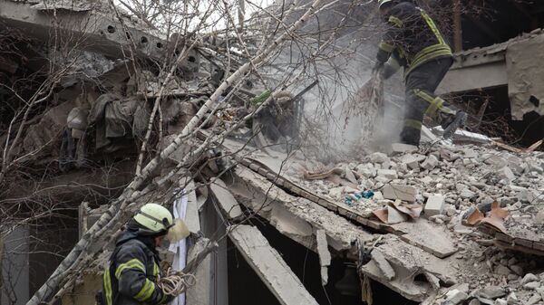 Emergency workers clear debris of the building of the district hospital in Novoaydar in the LPR - Sputnik International