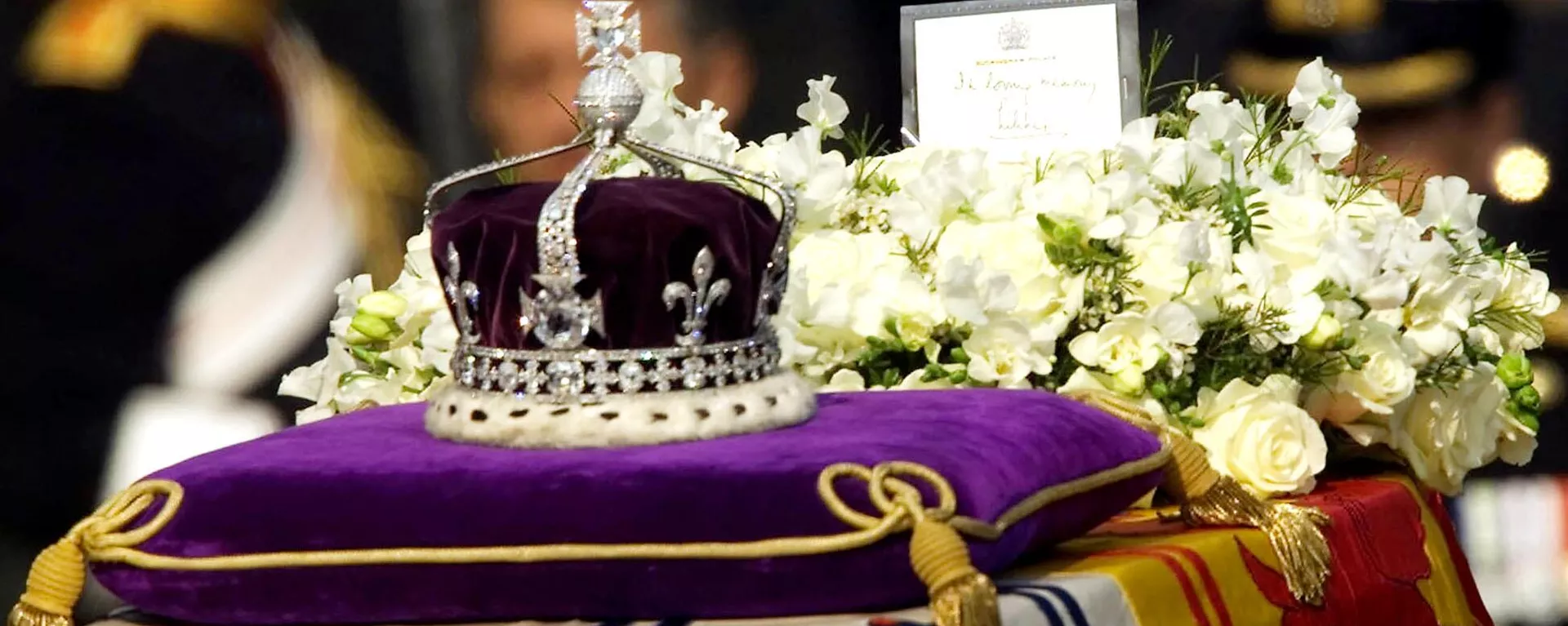 The Koh-i-noor, or mountain of light, diamond, set in the Maltese Cross at the front of the crown made for Britain's late Queen Mother Elizabeth, is seen on her coffin, along with her personal standard, a wreath and a note from her daughter, Queen Elizabeth II, as it is drawn to London's Westminster Hall in this April 5, 2002 file photo.  - Sputnik International, 1920, 04.08.2023