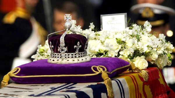 The Koh-i-noor, or mountain of light, diamond, set in the Maltese Cross at the front of the crown made for Britain's late Queen Mother Elizabeth, is seen on her coffin, along with her personal standard, a wreath and a note from her daughter, Queen Elizabeth II, as it is drawn to London's Westminster Hall in this April 5, 2002 file photo.  - Sputnik International