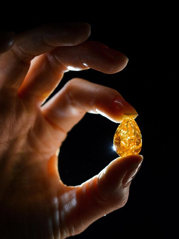 The jeweler should have excellent eyesight to see the smallest details of the future jewelry, the tiniest flaws in the stones and metal.Above: A model shows &#x27;The Orange&#x27; a 14.82-carat pear-shaped, vivid orange diamond during a press preview on 31 October 2013 in Geneva. - Sputnik International