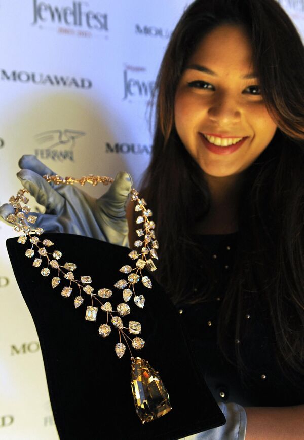 A person who decides to become a jeweler should be prepared to master a wide range of skills, from sketching to casting and forging metal.Above: Jessica Nasr, a staff member of Dubai-based jewelry firm Mouawad holds the 637-carat &#x27;L&#x27;incomparable necklace&#x27;, featuring the world&#x27;s largest internally flawless diamond called &#x27;The Golden Giant&#x27; and valued at $55Mln, at a media event in Singapore on 4 October 2013.  - Sputnik International