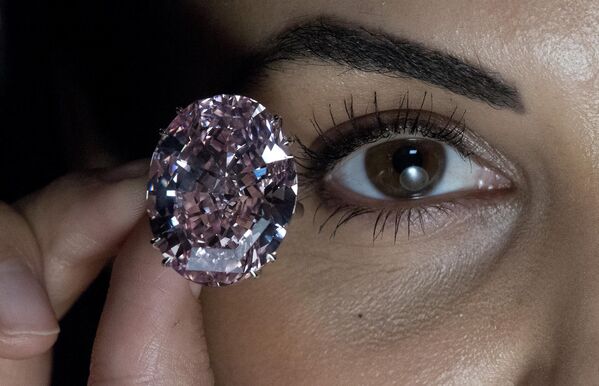 A model poses with a 59.60-carat oval mixed-cut pink diamond, known as &#x27;The Pink Star&#x27;, during a photocall at Sotheby&#x27;s in London on 20 March 2017. The diamond, with an estimated value of $60Mln is said to be the largest Internally Flawless Fancy Vivid Pink diamond that the Gemological Institute of America (GIA) has ever graded. - Sputnik International