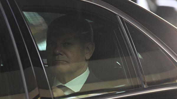 German Chancellor Olaf Scholz sits in a car  - Sputnik International