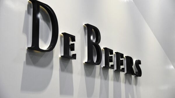This photograph taken on November 3, 2016 shows the signage at the entrance of the De Beers Auction House office in Singapore.  - Sputnik International