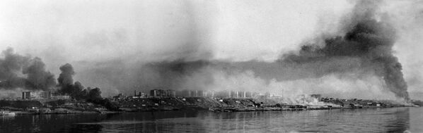 The Nazis&#x27; plans, however, ended up being shattered by the resilience and tenacity of the Soviet troops.Photo: The view of the burning city of Stalingrad from the Volga River. - Sputnik International