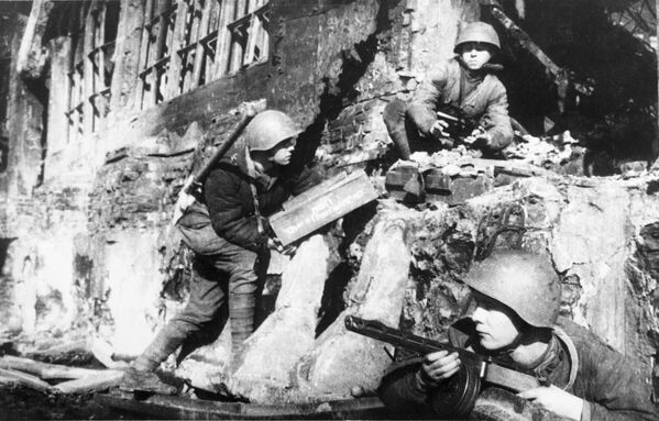 In November 1942, the Red Army launched a counteroffensive that allowed the Soviets to trap the Nazi German 6th Army in Stalingrad.Photo: Red Army sappers plant explosives during the Battle of Stalingrad. - Sputnik International