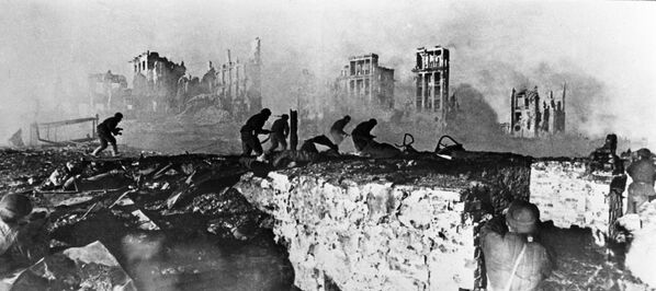 All attempts by the rest of the Nazi war machine to break the Soviet blockade and relieve the 6th Army were thwarted by the Red Army.Photo: Fighting at a thin strip of land along the bank of the Volga River. - Sputnik International