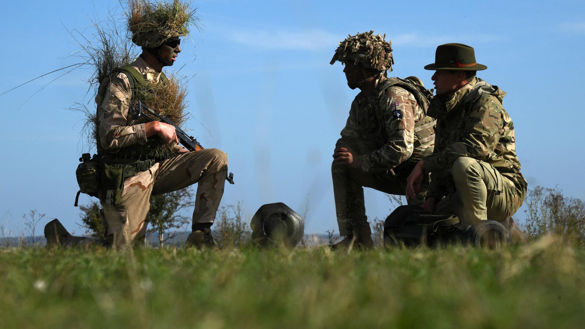 A Ukrainian recruit speaks with instructors during a five-week combat training course with the UK armed forces near Durrington in southern England on October 11, 2022 - Sputnik International, 1920, 02.02.2023