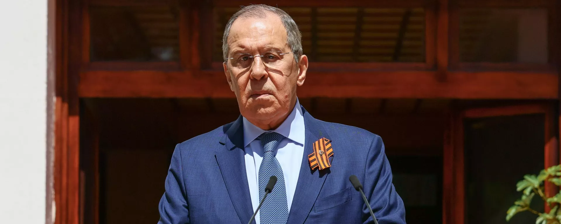 Russian Foreign Minister Sergei Lavrov (center) at a news conference following Russian-Algerian talks with Algerian Foreign Minister Ramtan Lamamra (center right). - Sputnik International, 1920, 02.02.2023