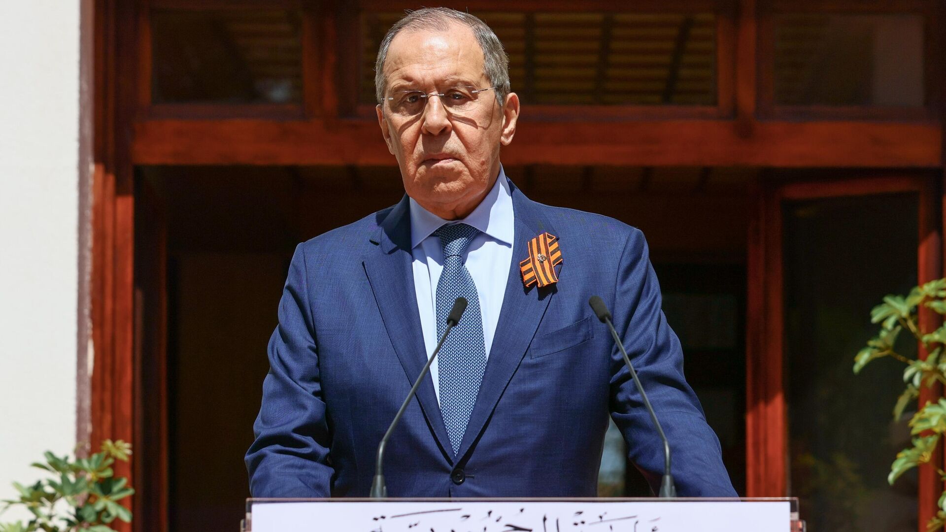 Russian Foreign Minister Sergei Lavrov (center) at a news conference following Russian-Algerian talks with Algerian Foreign Minister Ramtan Lamamra (center right). - Sputnik International, 1920, 02.02.2023
