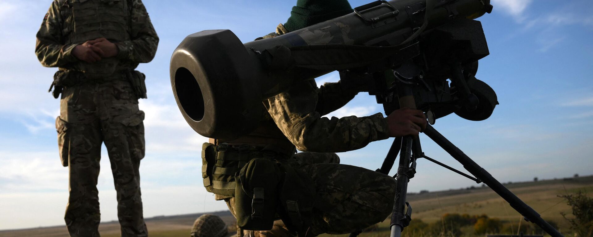 An Ukrainian recruit holds a Javelin anti-tank weapon during a five-week combat training course with the UK armed forces near Durrington in southern England on October 11, 2022 - Sputnik International, 1920, 08.02.2023