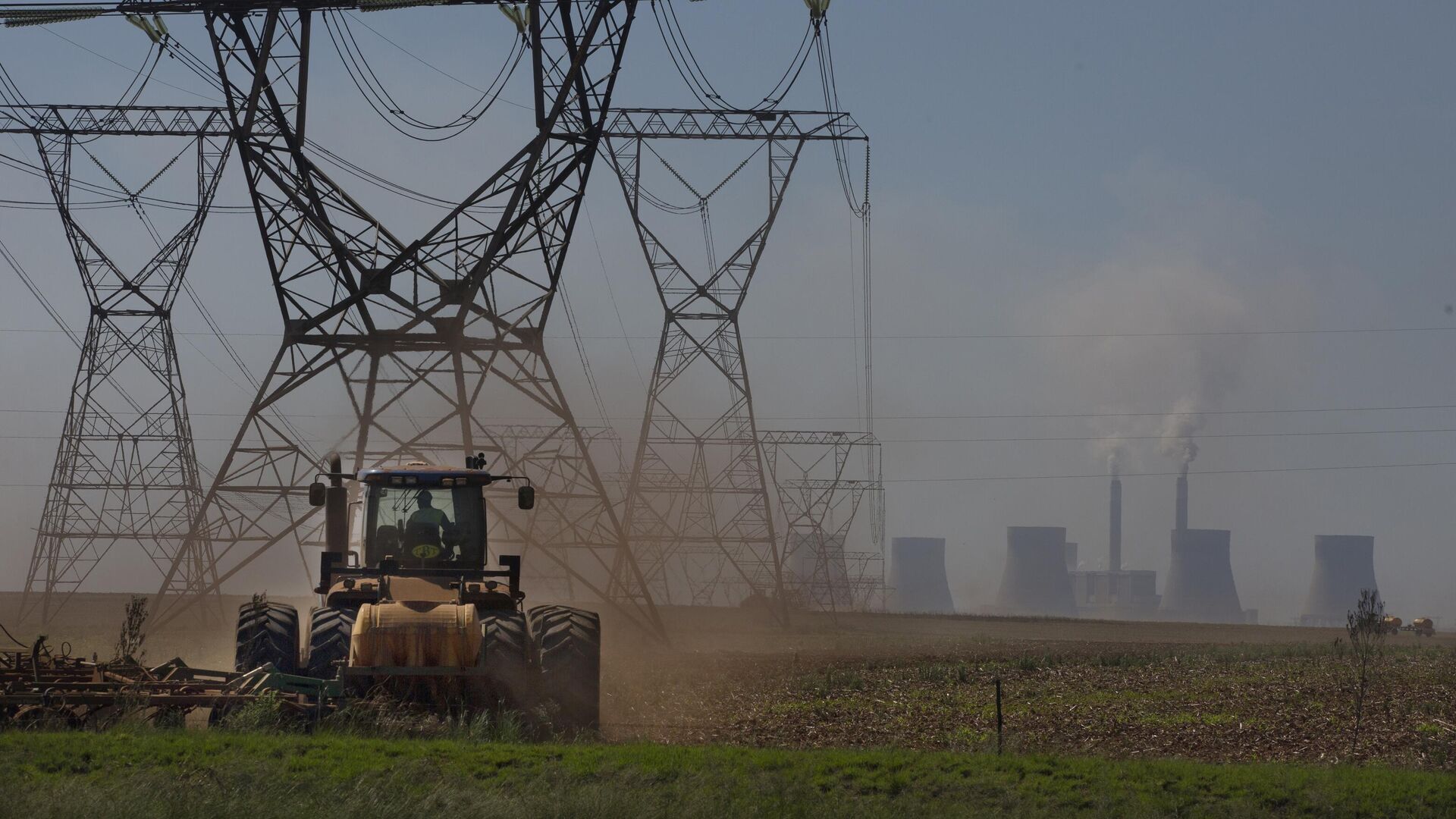 The land is ploughed under electrical pylons leading from a coal-powered electricity generating plant east of Johannesburg, Thursday, Nov. 17 2022 - Sputnik International, 1920, 02.02.2023