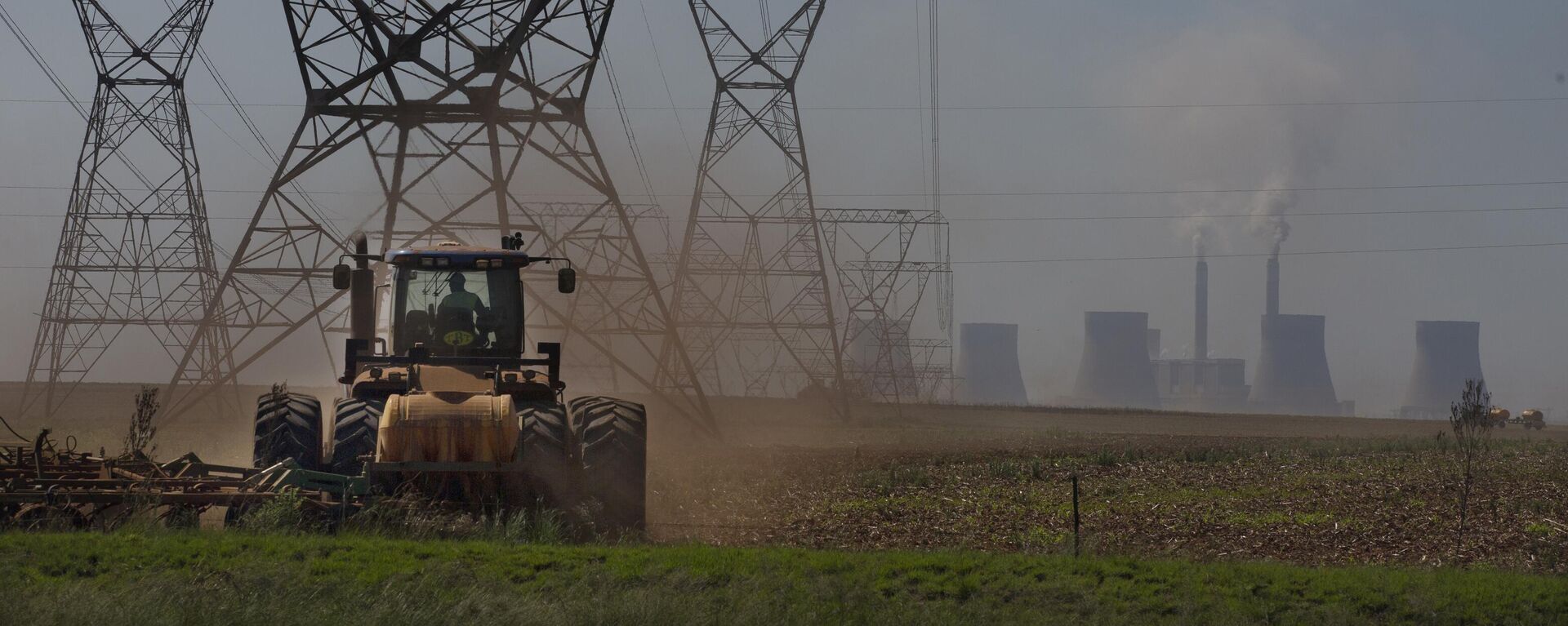 The land is ploughed under electrical pylons leading from a coal-powered electricity generating plant east of Johannesburg, Thursday, Nov. 17 2022 - Sputnik International, 1920, 02.02.2023