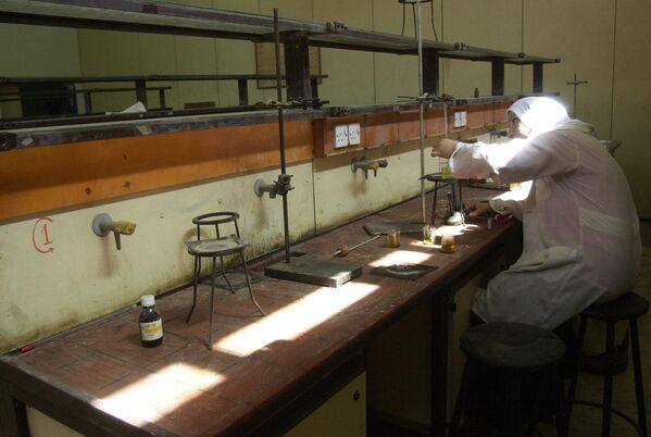 A student conducts experiments with very few pieces of equipment at al-Mustansiriyah University in Baghdad, Iraq, August 31, 2004. The Education Ministry asked for help from the government and sympathetic donor countries after universities were looted and burned down during the war. (AP Photo/ Samir Mizban) - Sputnik International