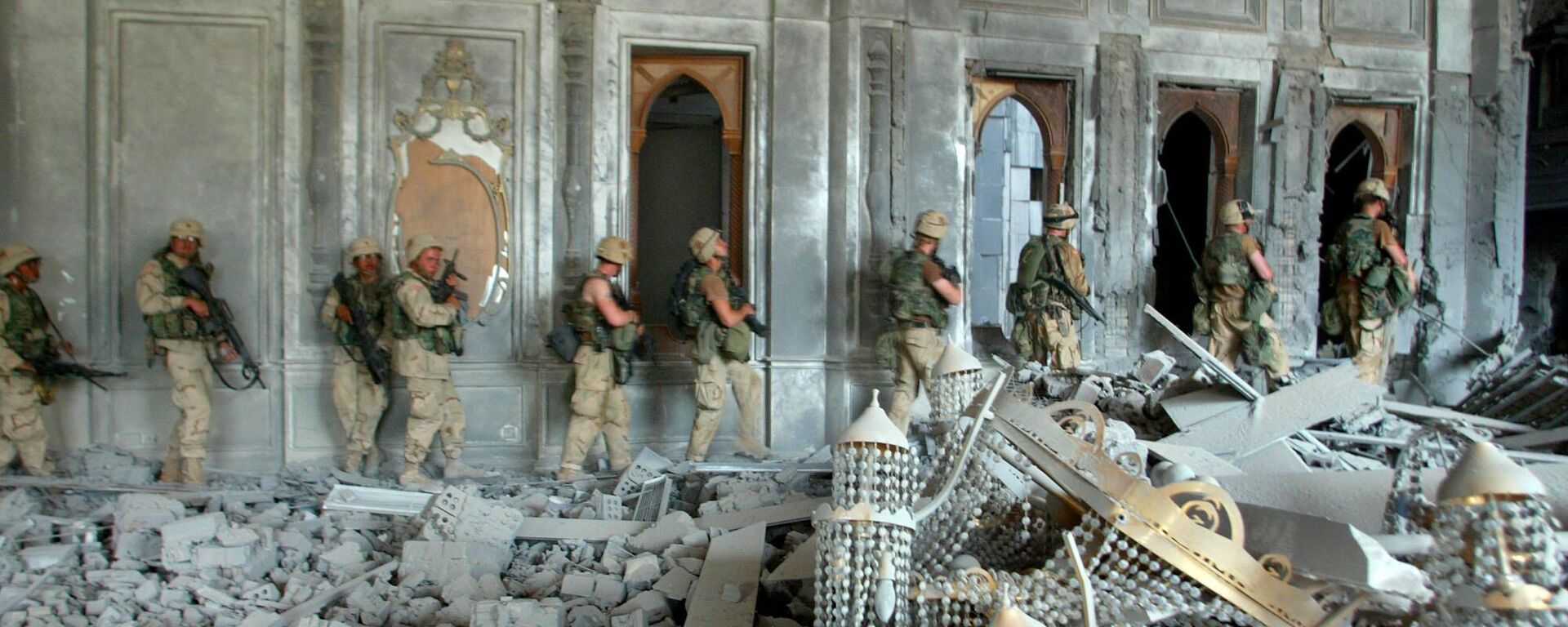 Солдаты армии США обыскивают президентский дворец в Багдаде, 2003 год - Sputnik International, 1920, 11.12.2023