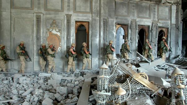 Солдаты армии США обыскивают президентский дворец в Багдаде, 2003 год - Sputnik International