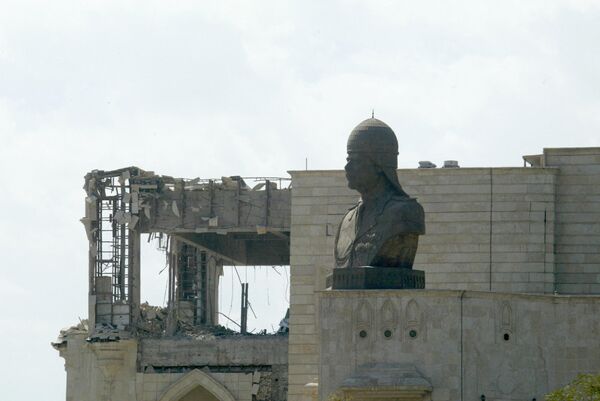 A bust of Iraqi President Saddam Hussein appears on the roof of Qasr al-Salam (peace palace) in Baghdad March 22, 2003, hit by a US missile overnight. Baghdad was kept awake well into the early hours of March 22, 2003,  after the United States pounded the city with waves of air strikes that turned vast sections of the Iraqi capital into an inferno. - Sputnik International