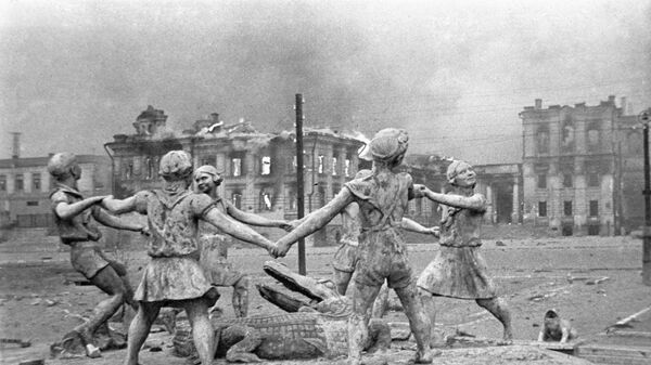 A destroyed monument to playing children in Stalingrad. - Sputnik International