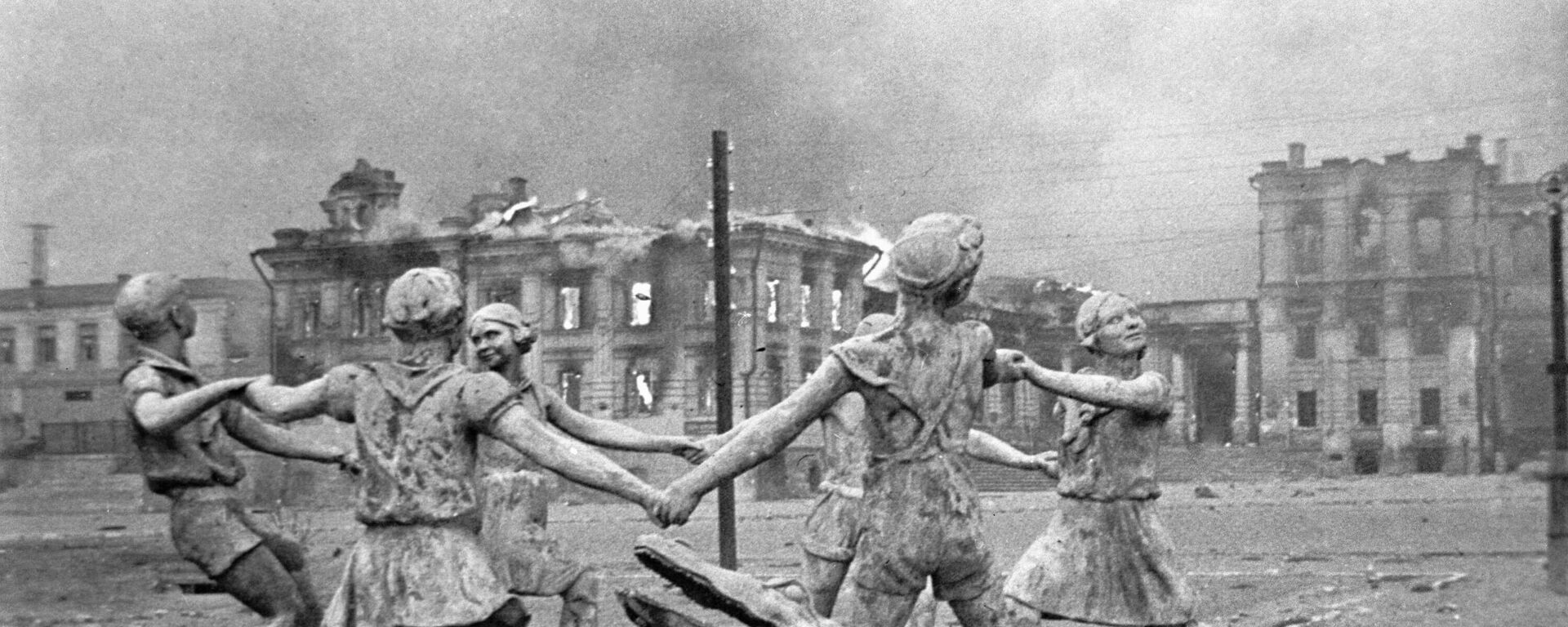 A destroyed monument to playing children in Stalingrad. - Sputnik International, 1920, 06.05.2024