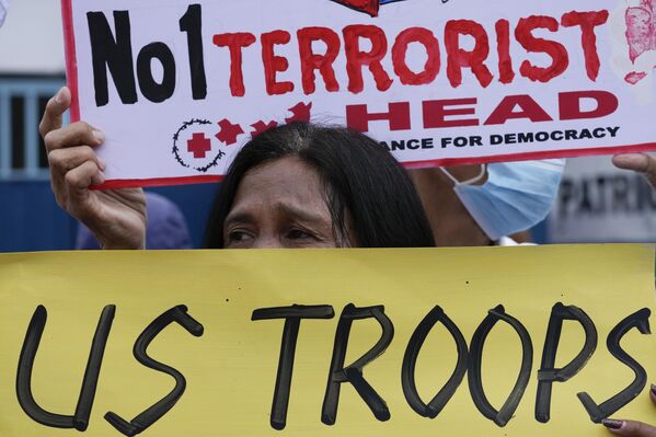 Demonstrators called the US the No1 global terrorist. (AP Photo/Aaron Favila) - Sputnik International