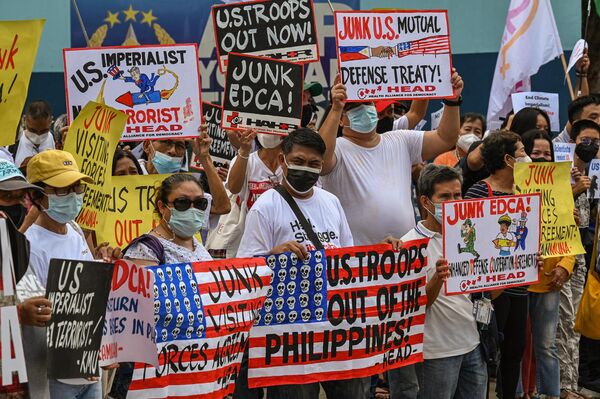 Protesters call for American troops to be expelled from the Philippines. (Photo by Ted ALJIBE / AFP) - Sputnik International