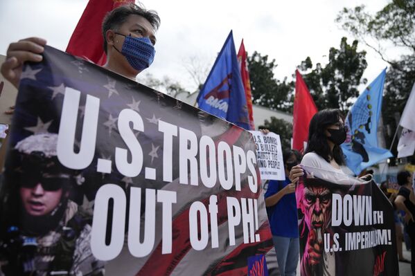 Protesters hold anti-US placards during a rally outside Camp Aguinaldo military headquarters in Manila, Philippines, on Thursday, Feb. 2, 2023.  (AP Photo/Aaron Favila) - Sputnik International