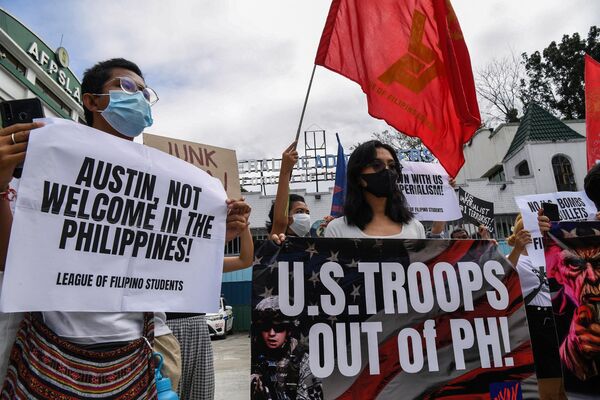 Demonstrators hold banners as they protest against the visit of US Defense Secretary Lloyd Austin in front of the military headquarters in Quezon City, suburban Manila on February 2, 2023(Photo by Ted ALJIBE / AFP) - Sputnik International