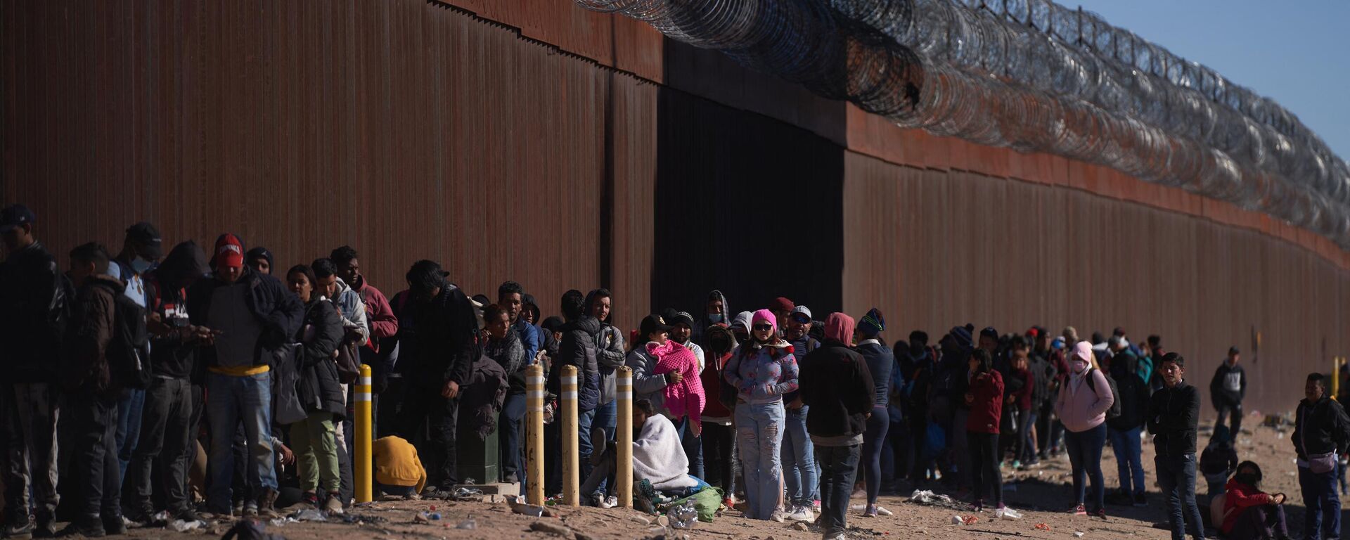 Hundreds of migrants line up to be processed by THE US Border Patrol under the Stanton Street Bridge after illegally entering the US, in El Paso, Texas, on December 22, 2022 - Sputnik International, 1920, 26.02.2023