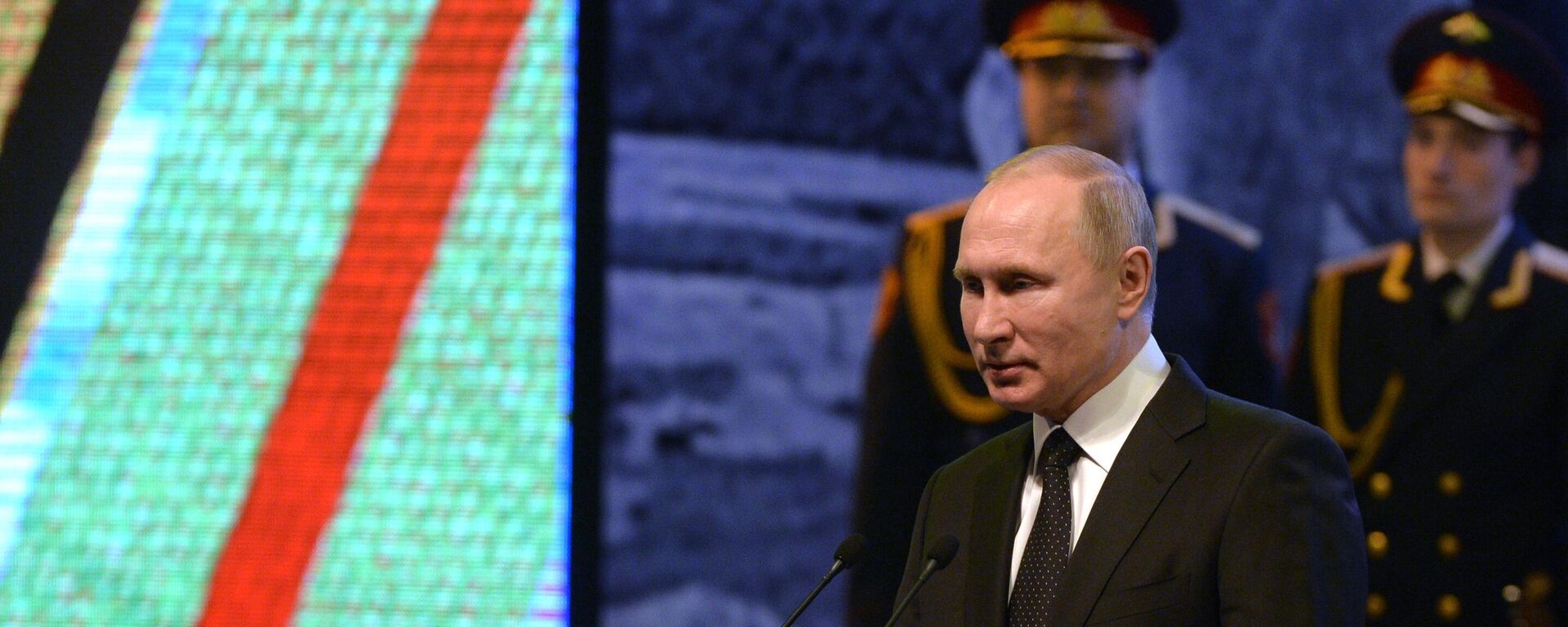 Vladimir Putin at a concert to mark the 75th anniversary of victory in the Battle of Stalingrad. February 2, 2018. - Sputnik International, 1920, 02.02.2023