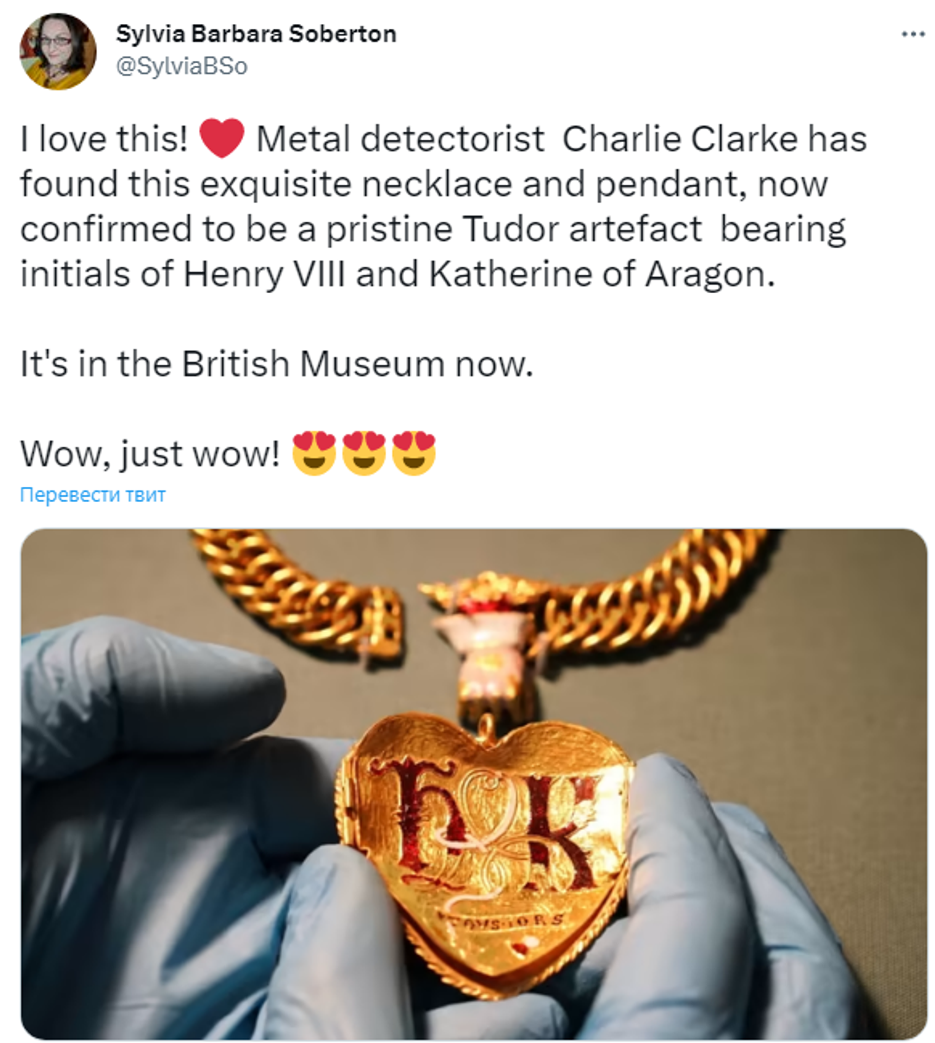 Screenshot of a tweet featuring an image of the pendant found by Charlie Clarke. - Sputnik International, 1920, 02.02.2023