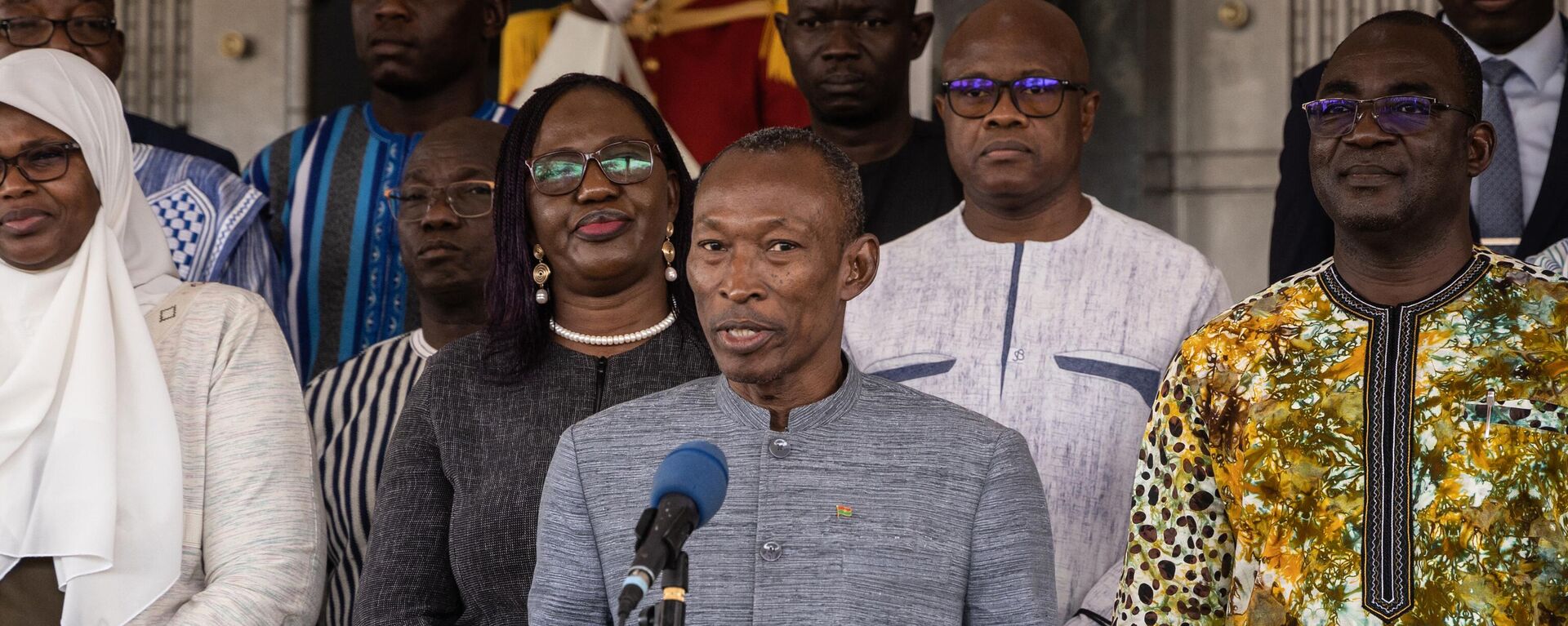 Newly appointed Burkina Faso Prime Minister Apollinaire Kyelem de Tembela (C) speaks to press representatives following the first minister's council after cabinet appointments in Ouagadougou, on October 26, 2022.  - Sputnik International, 1920, 03.02.2023