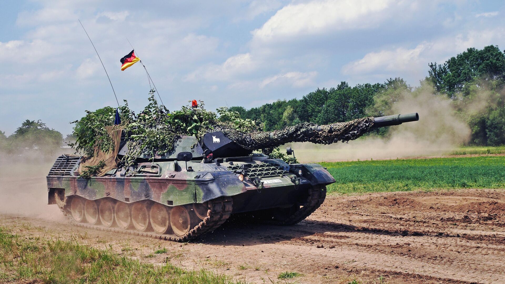 A German Leopard 1A5 tank drives past at the at the 2015 military day in Uffenheim, Germany - Sputnik International, 1920, 27.03.2023