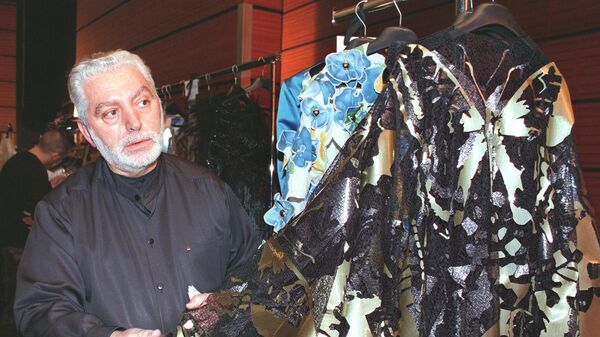 (FILES) In this file photo taken on January 20, 1999, Spanish Designer Paco Rabanne checks a dress before his 1999 Spring/Summer haute-couture collection, in Paris.  - Sputnik International