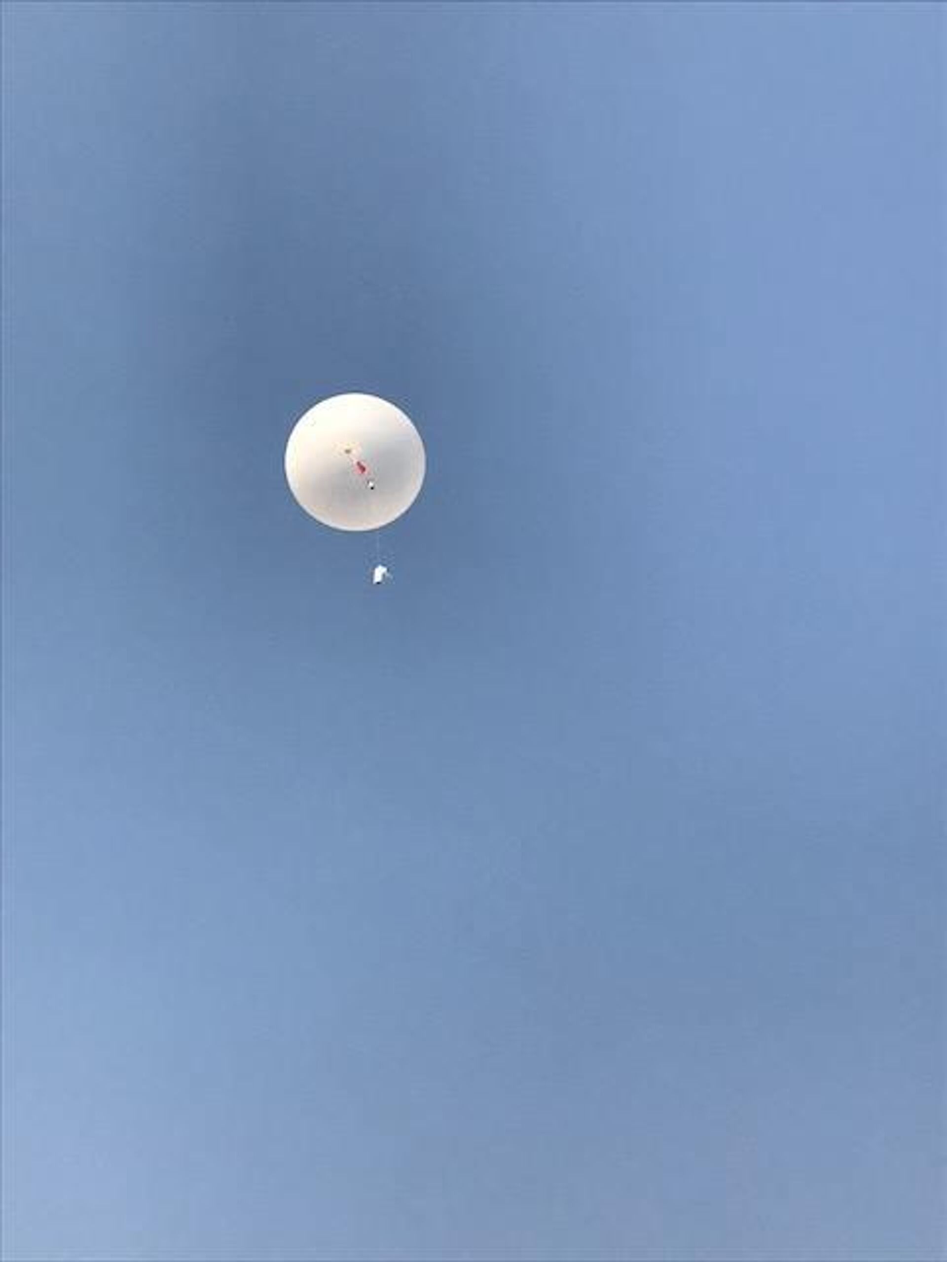 A US weather balloon launched to gather weather data close to the Meyers Fire area in Montana in September 2017 - Sputnik International, 1920, 21.02.2023