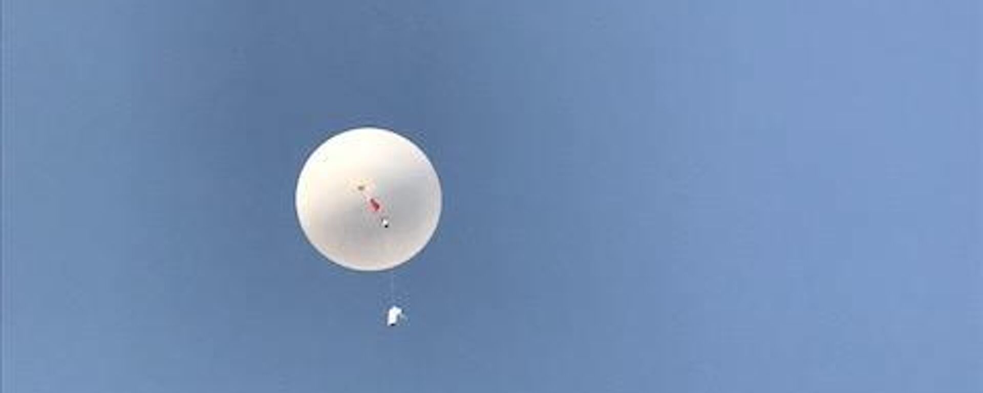 A US weather balloon launched to gather weather data close to the Meyers Fire area in Montana in September 2017 - Sputnik International, 1920, 14.02.2023