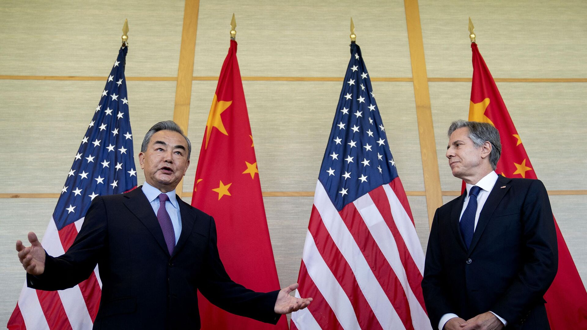 US Secretary of State Antony Blinken (R) and China's Foreign Minister Wang Yi attend a meeting in Nusa Dua on the Indonesian resort island of Bali on July 9, 2022 - Sputnik International, 1920, 03.02.2023