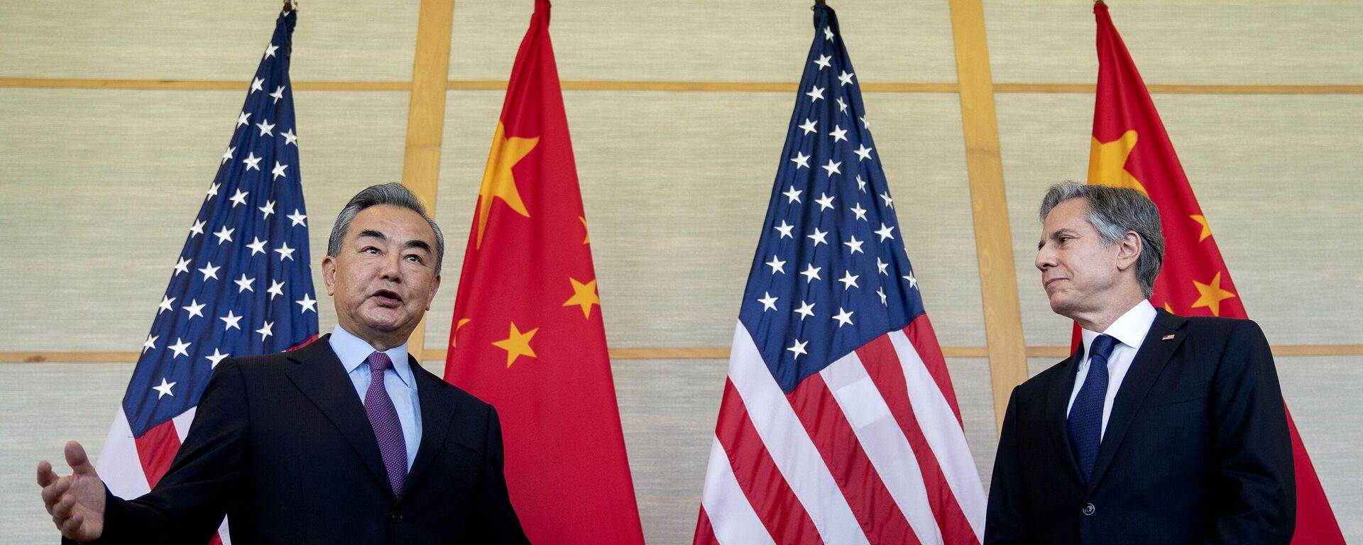 US Secretary of State Antony Blinken (R) and China's Foreign Minister Wang Yi attend a meeting in Nusa Dua on the Indonesian resort island of Bali on July 9, 2022 - Sputnik International, 1920, 13.02.2023