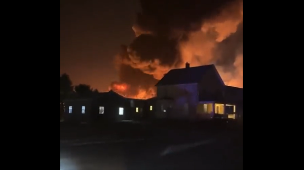 A screenshot of a video showing a plume of smoke after a train derailed in East Palestine, Ohio. - Sputnik International