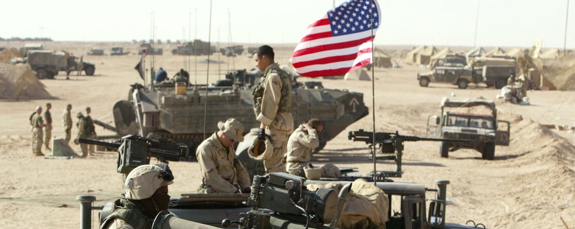 American marines of the USMC (US Marine Corps) put a flag on a antenna of a HMMWI (Hight Mobility Multi Wheeled Vehicles)  in the north of the desert Kuwait near the Iraqi border 15 March 2003. - Sputnik International, 1920, 05.02.2023